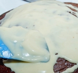 Торт можно покрыть глазурью или растопленным белым шоколадом. 
Приятного аппетита!	