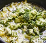 В это время соцветия брокколи разделите на маленькие части и добавьте к стеблям, посолите, поперчите и варите без крышки 15 минут.	