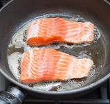 Нагрейте сковороду с растительным масло и положите рыбу кожей вниз (!!!). Готовьте на умеренно среднем огне 7 минут.  
Аккуратно переверните рыбу на другую сторону и готовьте еще 4-5 минут.  
При подаче кожу, если хотите, можно убрать. Приятного аппетита!	