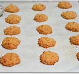 Ставим противень в предварительно разогретую духовку на 15-20 минут.	