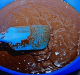 Соедините шоколадную и яичную смесь до однородной консистенции. Выложите в форму для торта, выровняйте верхушку.	