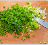 Измельчаем лук.