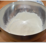 Через сито просеиваем муку и соль в миску.	