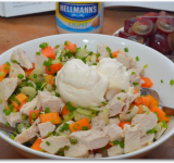 Перемешиваем лук, сельдерей и папайю, добавляем майонез и перемешиваем снова.