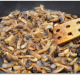 Добавляем грибы и продолжаем жарить еще 5-7 минут.