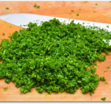 Мелко рубим петрушку.