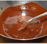 В отдельной миске какао заливаем горячей водой и размешиваем до однородности, чтобы не было комочков.