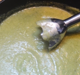 Измельчите суп с помощью блендера, верните обратно в сковороду	