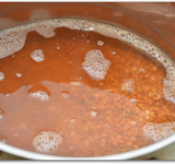 Отвариваем гречку в воде в пропорции 1 к 2, это самая безупречная пропорция для этой крупы. В кипящую подсоленную воду всыпаем гречку, убавляем огонь до минимума и варим до готовности. Всыпанную крупу не перемешиваем до окончания варки.