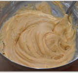 Добавляем мучную смесь к масляной и хорошо взбиваем до однородности.	