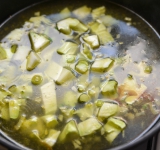 В это время у брокколи отделите соцветия от стебля. Стебель порежьте на кусочки и добавьте их к луку. Обжарьте около 2 минут, затем добавьте бульон, доведите до кипения и варите под крышкой 10 минут.	