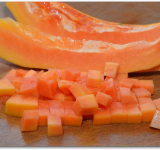 Кубиками нарезаем папайю.