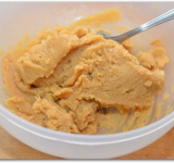 Взбиваем масло с сахаром до однородности.	