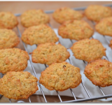 Готовое печенье еще мягкое, поэтому даем ему немного постоять на противне, а потом осторожно снимаем и перекладываем на решетку для остывания. Остыв, печенье затвердеет и станет хрустящим.	