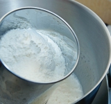 В полученную смесь просейте муку, разрыхлитель и какао порошок и перемешайте до однородной массы.	