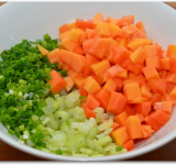 Все складываем в глубокую салатницу.