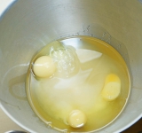 Яйца взбейте с сахаром и оливковым маслом.	