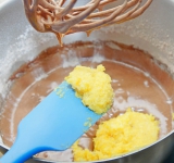 Смешайте с измельченным апельсином.	