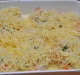 Посыпаем поверх сыром и убираем в духовку на 20-25 минут.