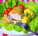 Блюдо готово, горячим подаем к столу, с гарниром, полив соусом. Приятного аппетита!
Cсылка на оригинальный рецепт: hellokitchen.ru/2160/kurinoe-file-v-slivochnom-souse/