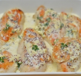 Обжаренное филе перекладываем в форму для выпечки и заливаем сливочным соусом.