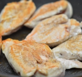 Обжариваем филе на сковороде, на растительном масле до румяной корочки с двух сторон.