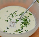 В небольшой посуде перемешиваем сливки, чеснок, горчицу, листочки тимьяна. Соус немного солим и перчим и вновь хорошо перемешиваем.