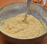 Замешиваем негустое тесто.