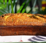 Поставьте кекс в духовку на 45-60 минут. При подаче можно украсить его сахарной пудрой. Приятного аппетита!
Ссылка на оригинальный рецепт hellokitchen.ru/1167/banana-poundcake-with-raisins/