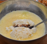 Добавляем яйца, хорошо взбиваем. Затем добавляем творог и ванильную эссенцию, перемешиваем до однородности.