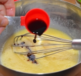 Сначала разогрейте духовку. Бананы тщательно разомните в однородное пюре и уберите в сторону. Растопленное масло, яйца и сахар смешайте в отдельной емкости до однородной массы. Добавьте ванильную эссенцию и снова тщательно перемешайте.