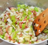 Добавляем первую смесь овощей, пропускаем через пресс чеснок и тушим на малом огне 10 минут.