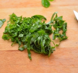 Мелко измельчаем листья базилика.