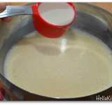 Добавьте ванильную эссенцию то молоко, которое осталось и поставьте смесь на огонь. Дождитесь, пока молоко начнет закипать и сразу же снимите с огня. Помешивая яичную смесь венчиком, влейте в нее около 60 мл молока (1/3).