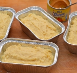 Затем выкладываем второй слой теста и ставим формочки в духовку на 20-30 минут.