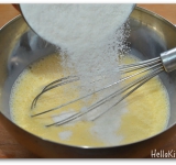 Для начала смешайте муку и сахар, затем в отдельной емкости венчиком перемешайте половин молока с желтками. Всыпьте сахарную смесь в молочную и очень тщательно перемешайте так, чтобы не было комочков.