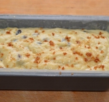 Теперь смазываем форму маслом и выстилаем ее пекарской бумагой. Аккуратно влейте тесто в форму для выпечки. Если вы хотите, чтобы кекс покрылся красивой румяной корочкой- присыпьте его немного коричневым сахаром.