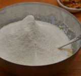 Смешиваем муку с разрыхлителем и просеиваем ее в приготовленную массу.