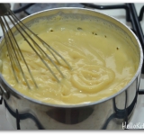 Теперь влейте всю молочно-яичную смесь обратно в молоко. Поставьте на большой огонь и варите, пока крем не загустеет. Он начнет сворачиваться в комочки. Продолжайте работать венчиком, и когда после кипения пройдет минута-две, выключите огонь.