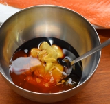 Нарежьте рыбу на порционные кусочки и сделайте маринад, смешав горчицу, мед и соевый соус. Залейте полученным соусом рыбные кусочки и отправьте их минут на 15 в холодильник.