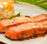 Через 15 минут рыба готова. Приготовьте гарнир из риса или овощей и наслаждайтесь!
Ссылка на оригинальный рецепт hellokitchen.ru/1179/salmon-with-honey/