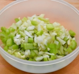 Разделяем овощи на смеси, в первой лук, острый перец и сельдерей.