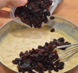 Добавьте изюм и аккуратно перемешайте, чтобы он не развалился.