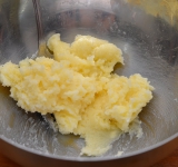 Растираем масло с сахаром, до однородной массы.