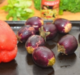 Моем перец и баклажаны, просушиваем полотенцем. Обкалываем овощи по периметру острым ножом, чтобы они не полопались при запекании. Смазываем овощи растительным маслом и ставим в предварительно разогретую духовку на 25-30 минут, до полной готовности.