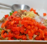 Баклажаны и перец нарезаем небольшими кубиками, перекладываем все измельченные ингредиенты в тарелку, пропускаем туда через пресс чеснок, заправляем маслом и бальзамическим уксусом. Хорошо перемешиваем и отставляем на 10-15 минут промариноваться.