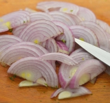 Лук нарезаем полукольцами.