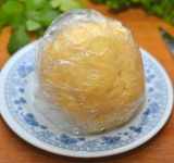 Замешиваем тесто, скатываем в шар, оборачиваем в пищевую пленку и ставим в холодильник на 30 минут.