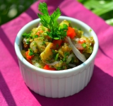 Вкусный салатик готов, можно подавать к столу! Приятного аппетита!
Cсылка на оригинальный рецепт: hellokitchen.ru/1756/salat-s-baklajanami/