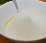 Просеиваем в миску муку и соль.